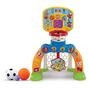 Speelplaats met voetbal goal, basketring en scorebord Speelplaats met voetbal goal, basketring en scorebord