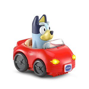 Rode speelgoedauto met daarin een blauwe hond gebaseerd op de serie Bluey Rode speelgoedauto met daarin een blauwe hond gebaseerd op de serie Bluey