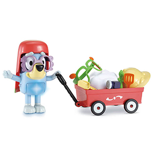 Bluey houdt een karretje vast met daarin diverse verkleedaccessoires Bluey houdt een karretje vast met daarin diverse verkleedaccessoires